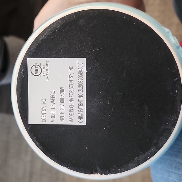 Scentsy Easter Egg Full Size wax warmer/ nightlight. Retired - Picture 9 of 16